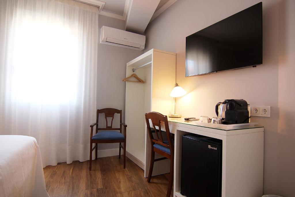 TV a/nebo společenská místnost v ubytování Hostal Los Castañuelos