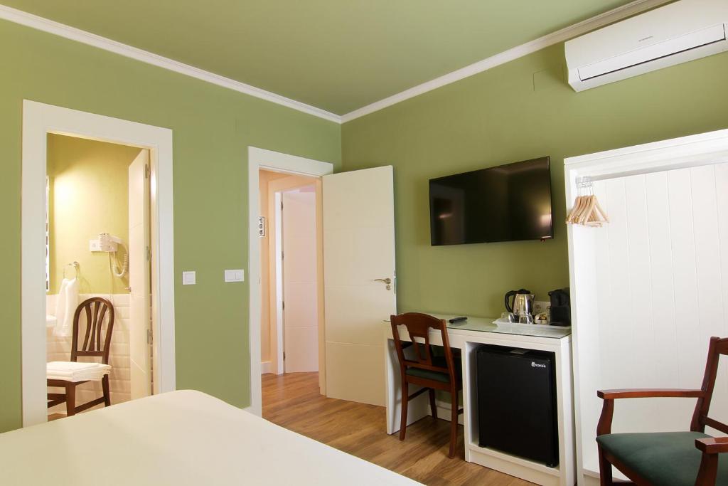 TV a/nebo společenská místnost v ubytování Hostal Los Castañuelos