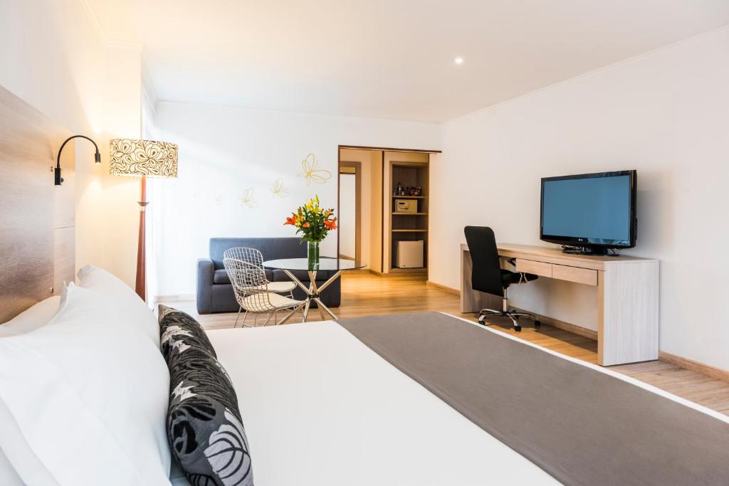 TV a/nebo společenská místnost v ubytování Hotel Rosales Plaza
