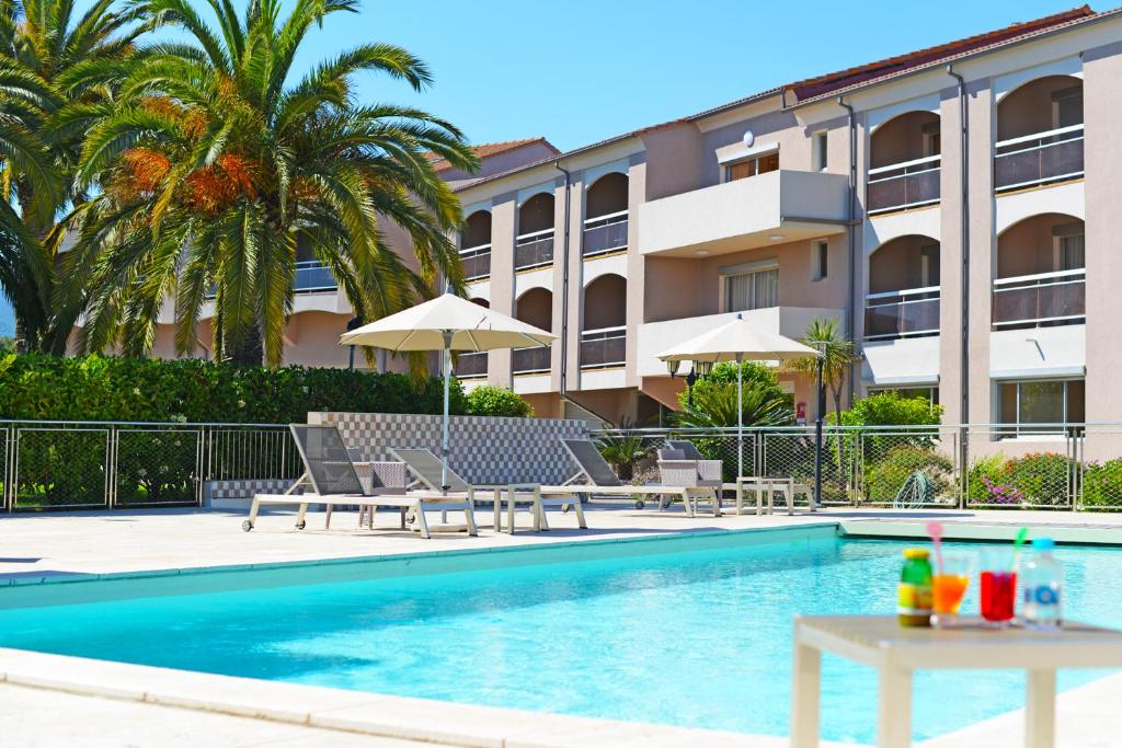 Bazén v ubytování Hotel Poretta nebo v jeho okolí