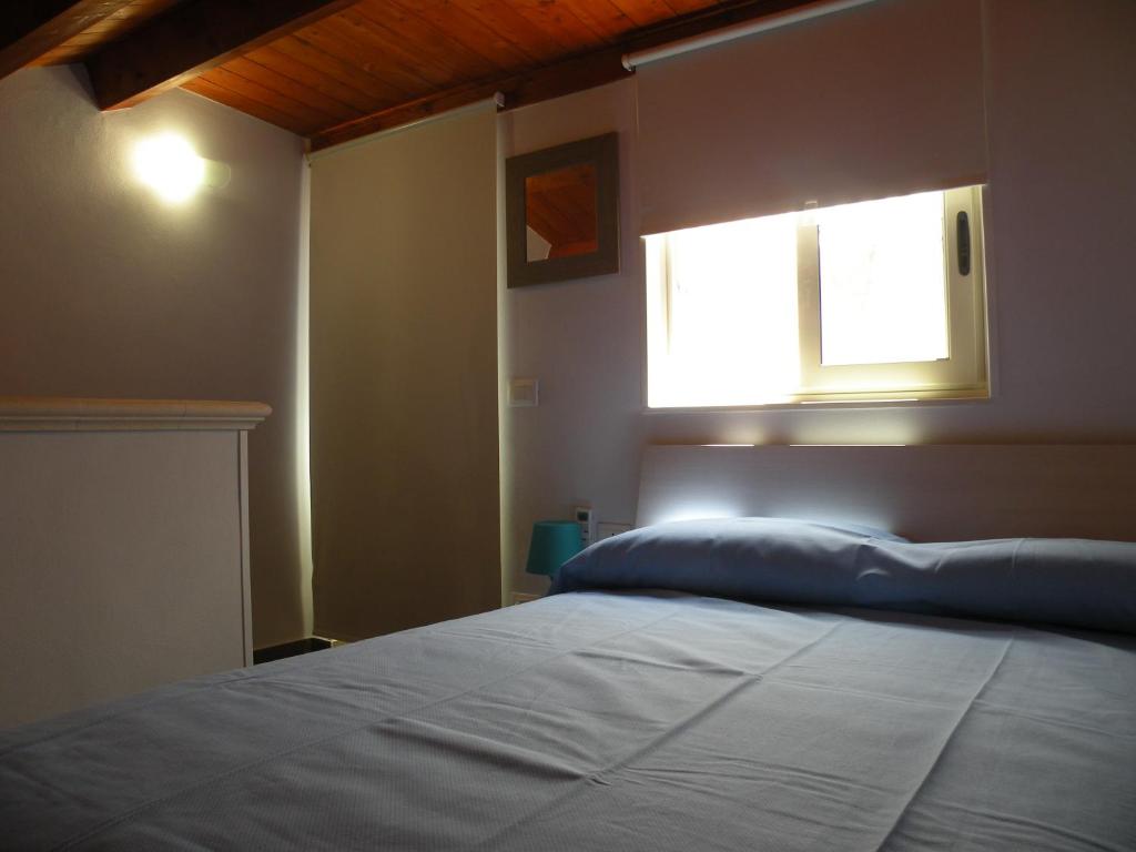 A bed or beds in a room at Al Blu Ortigia Apartments