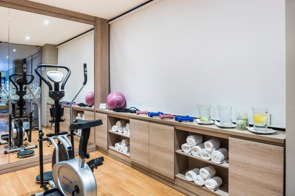 Fitness centrum a/nebo fitness zařízení v ubytování Hotel Rosales Plaza