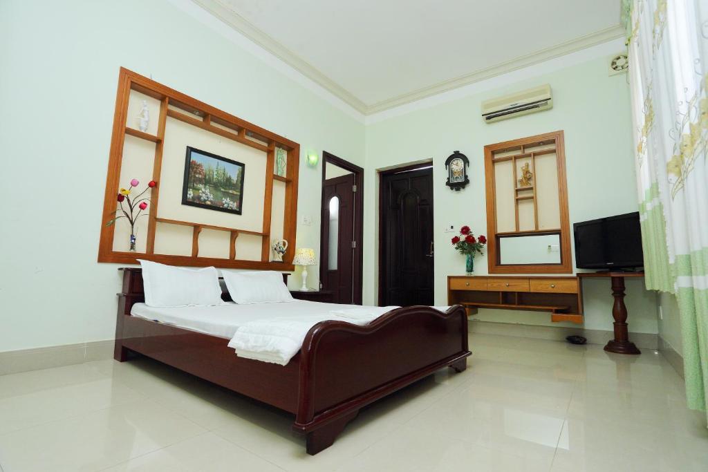 1 dormitorio con 1 cama y TV en Sea View Villa en Long Hai