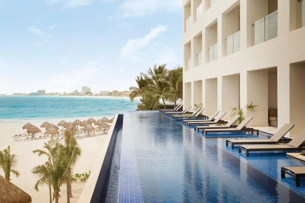 Oceanfront Swim-Up Master Double Room (Adults Only)