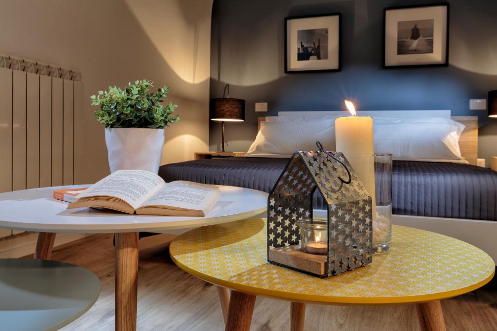 Habitación con cama y mesa con libro y vela en La casa dei colombi, en Ruvo di Puglia