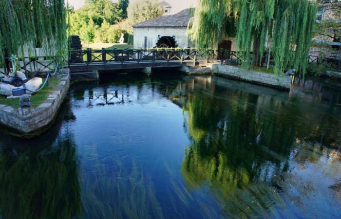 Výhled na řeku, která protéká v blízkosti bed and breakfast