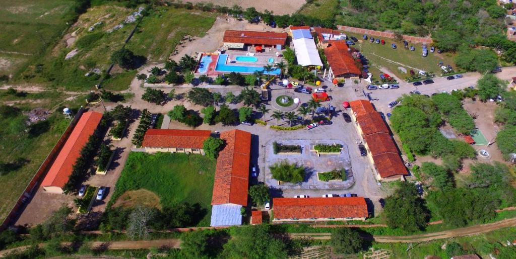 坎皮納的住宿－Day Camp Hotel Fazenda，享有带游泳池的建筑的空中景致