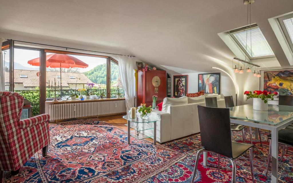 ein Wohnzimmer mit einem Sofa und einem Tisch in der Unterkunft Apartment Kaiserpanorama in Kiefersfelden