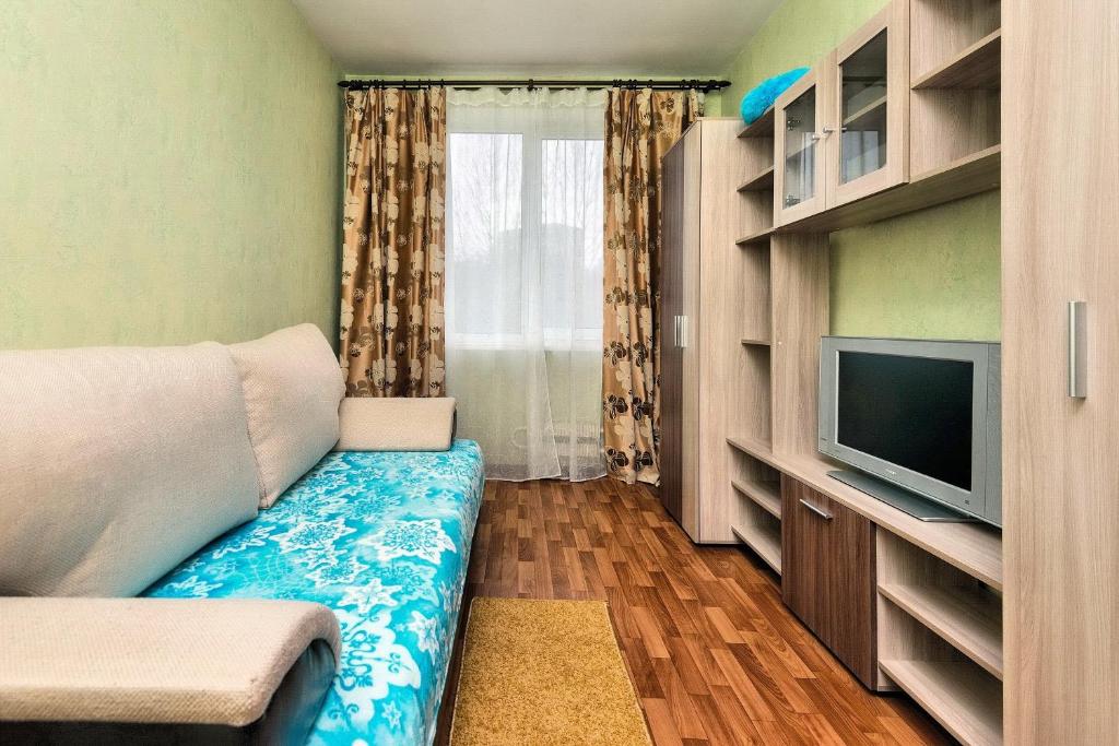 モスクワにあるApartment on Profsoyuznaya 97の小さなリビングルーム(ソファ、テレビ付)