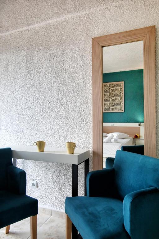 A seating area at Ermioni Apartments