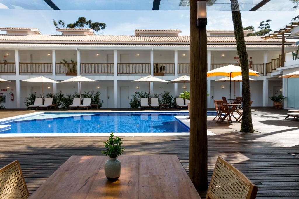 A piscina localizada em Hotel Maui Maresias ou nos arredores