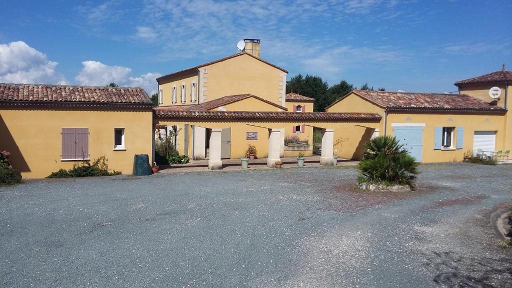 una casa grande con una entrada delante de ella en La Marviniere, en Saint-Bonnet-sur-Gironde