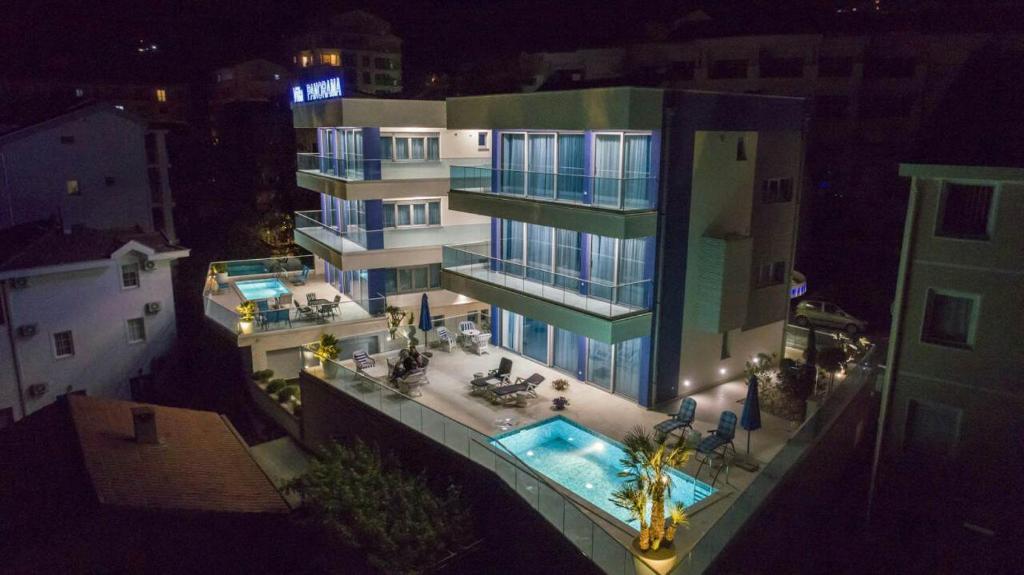 einen Blick über ein Gebäude mit Pool in der Unterkunft Villa Blue Panorama in Budva