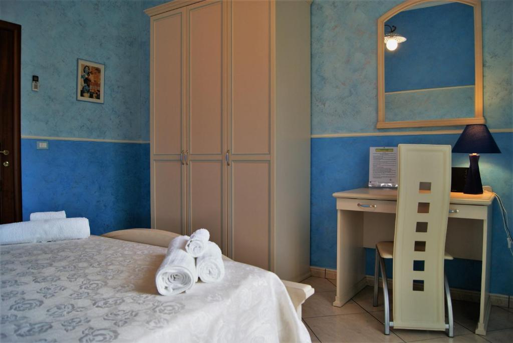 パレルモにあるLa Maison "37"のベッドルーム1室(ベッド1台、デスク、タオル付)