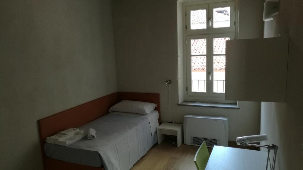 Postel nebo postele na pokoji v ubytování Palazzo Sacco Hostello Fossano