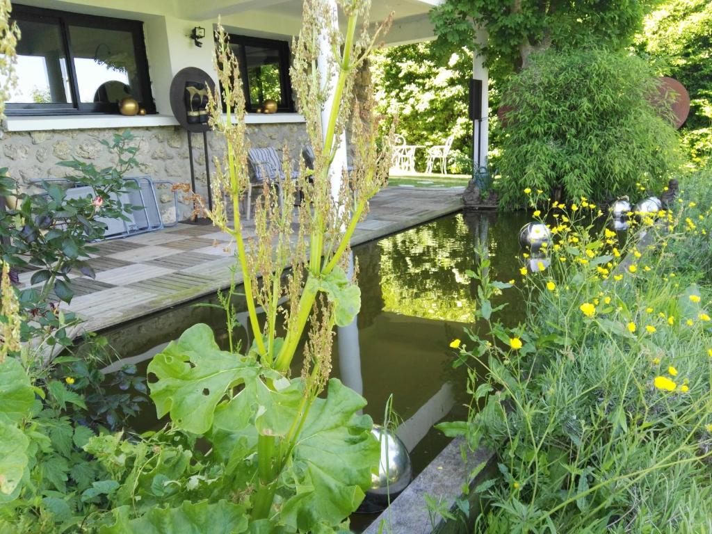 un laghetto nel mezzo di un giardino di Appartement tout confort refait à neuf a Deauville