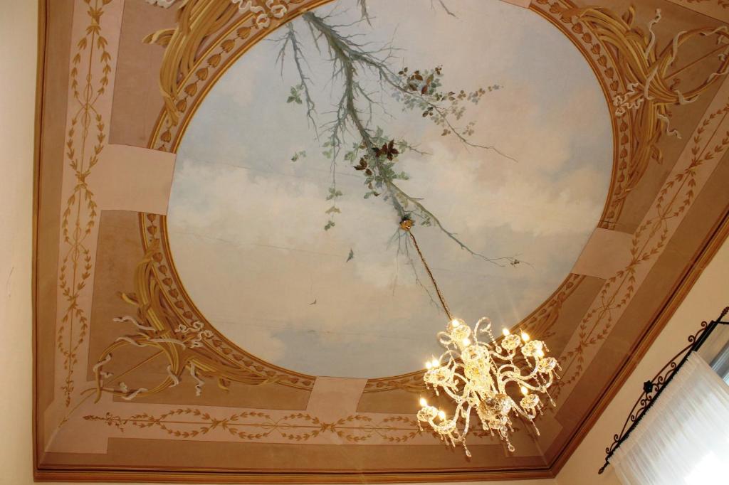 een plafond in een kamer met een kroonluchter bij Armonia B&B in Lecce