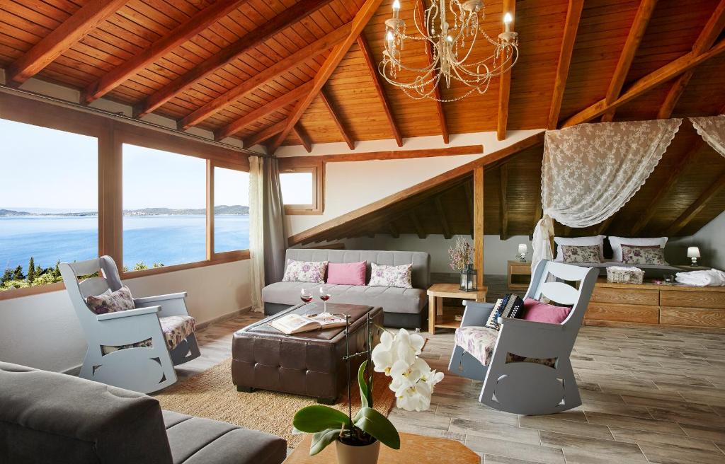 una sala de estar con un sofá y sillas en Archodiko Toliadi Boutique Apartments and Suites, en Ouranoupoli