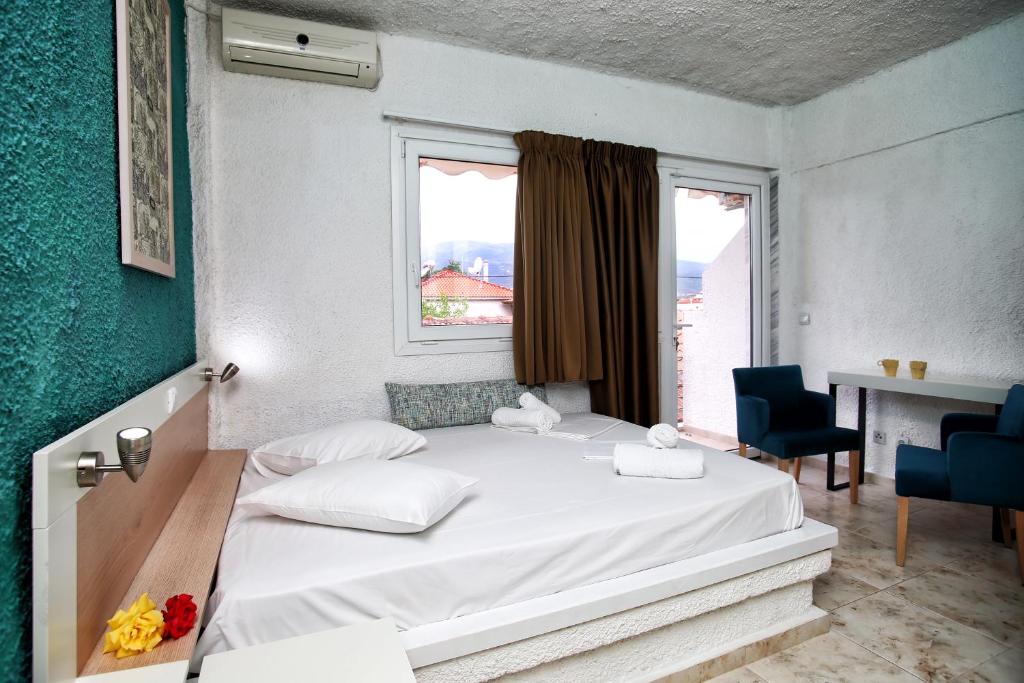 A bed or beds in a room at Ermioni Apartments