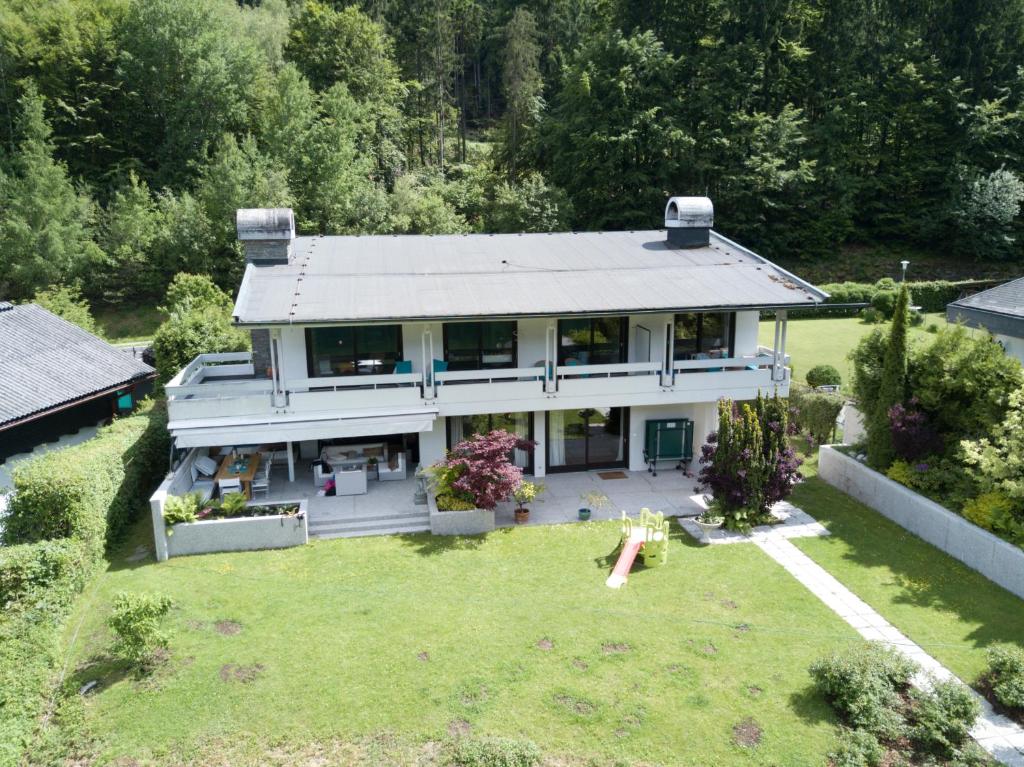una vista aérea de una casa con patio en Gästehaus Härb, en Landskron