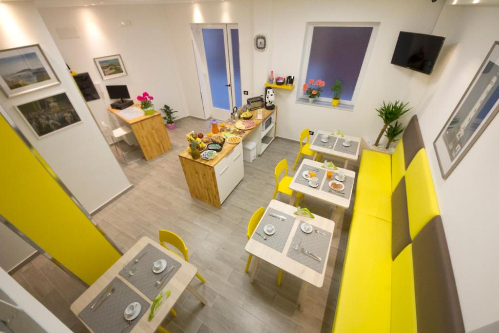 an overhead view of a living room with tables and chairs at NicaDomus B&B in Licata