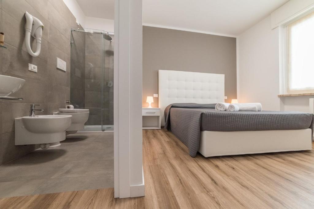 1 dormitorio con cama, lavabo y aseo en Albergo Al Sole, en Castelnuovo del Garda