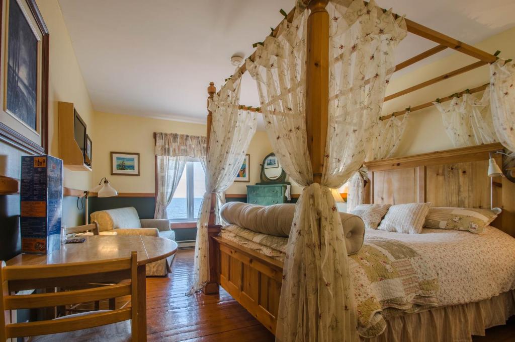 Rúm í herbergi á Auberge Marcel Gagnon