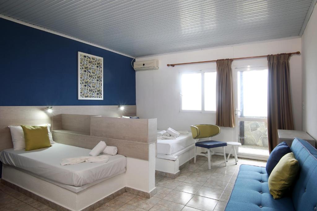 A seating area at Ermioni Apartments