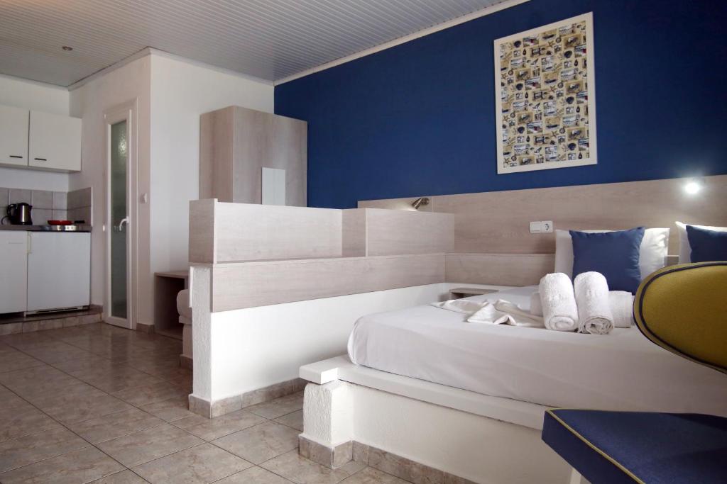 A bed or beds in a room at Ermioni Apartments