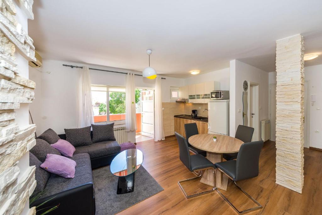 ein Wohnzimmer mit einem Sofa und einem Tisch in der Unterkunft Apartment Simoni ZD in Zadar