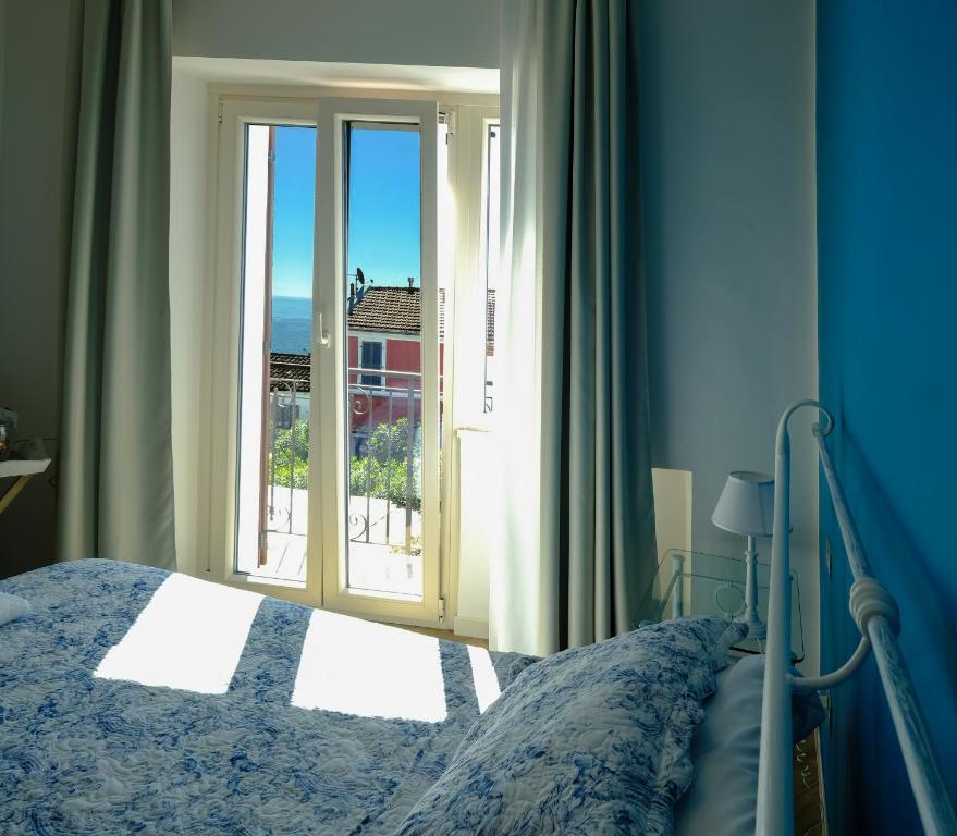 Postel nebo postele na pokoji v ubytování L'Orizzonte Relais Sirolo