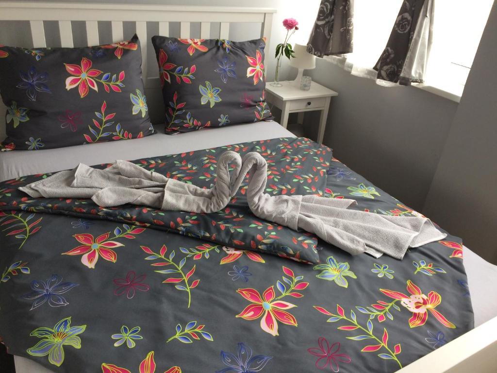 a bedroom with a bed covered in flowers at MASTER apartman in Sisak
