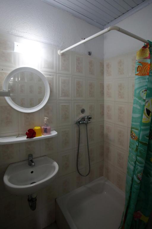 A bathroom at Ermioni Apartments