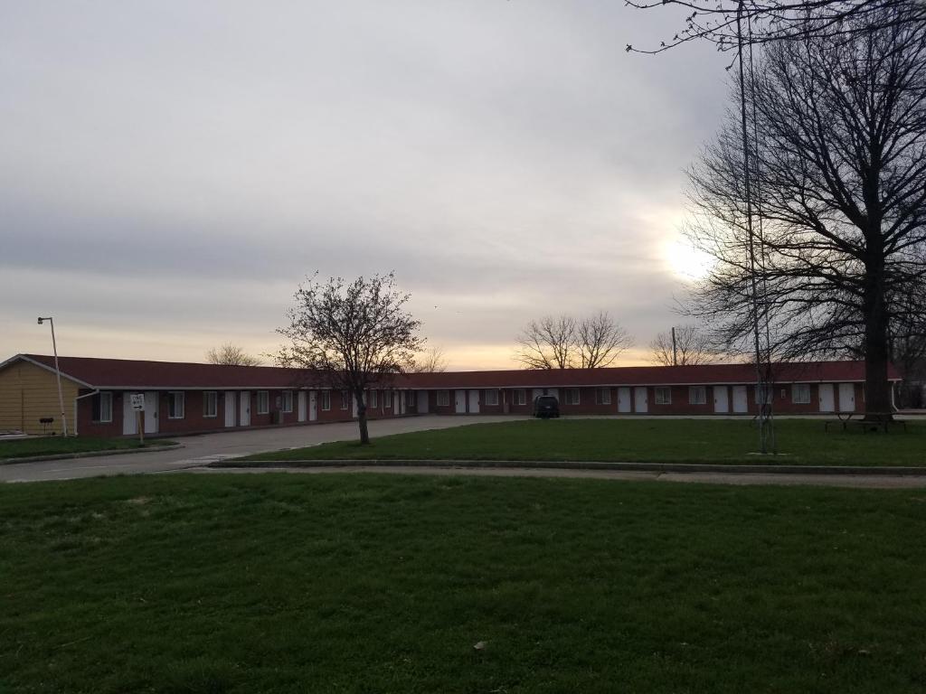 Východ nebo západ slunce při pohledu z motelu nebo okolí