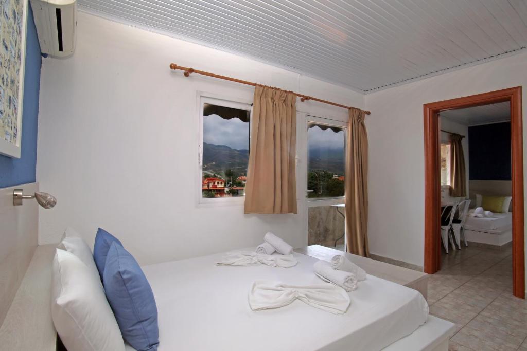 A bed or beds in a room at Ermioni Apartments
