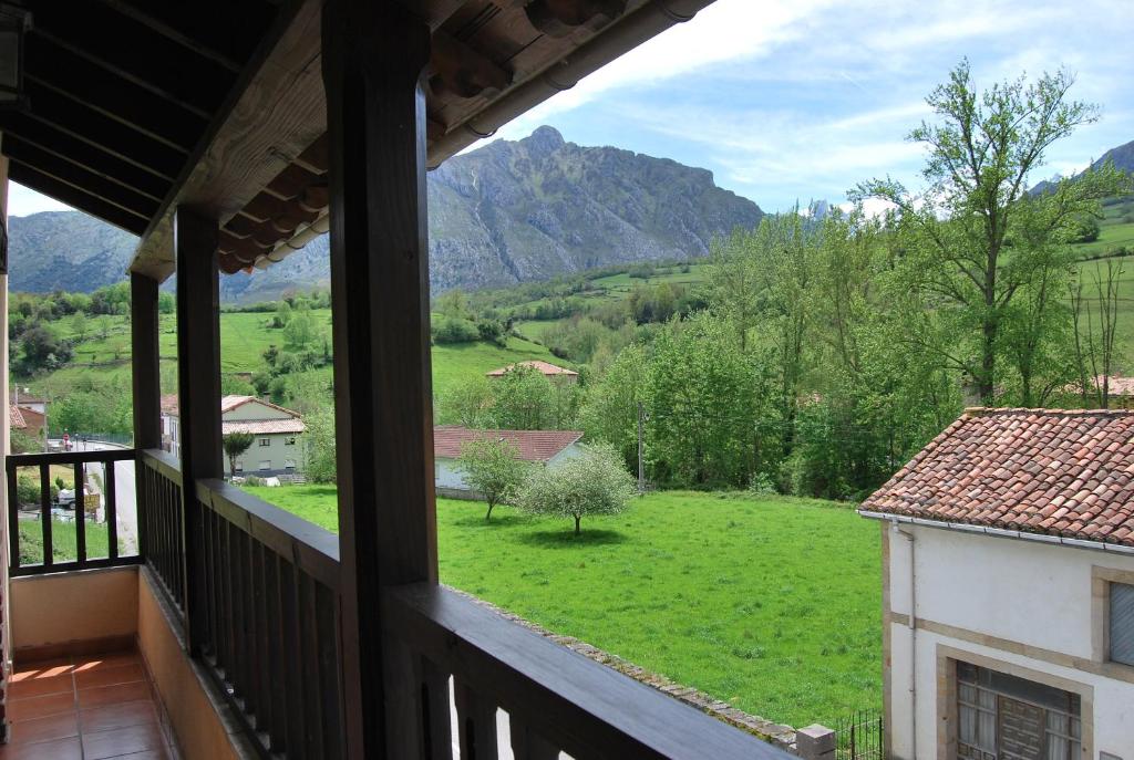 balkon z widokiem na zielone pole w obiekcie Mirador De Urriellu w mieście Poo de Cabrales