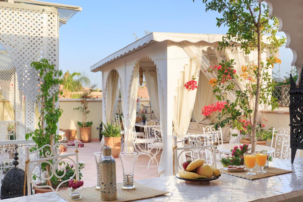 een patio met een tafel met fruit erop bij Astra Damus Hotel in Marrakesh
