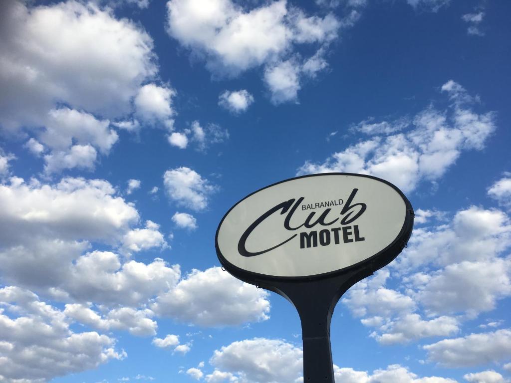 un segnale per un distributore di benzina con un cielo nuvoloso di Balranald Club Motel a Balranald