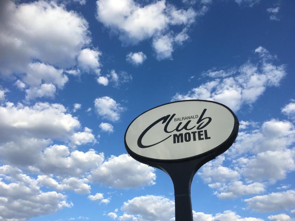 ein Schild für eine Tankstelle mit wolkigem Himmel in der Unterkunft Balranald Club Motel in Balranald