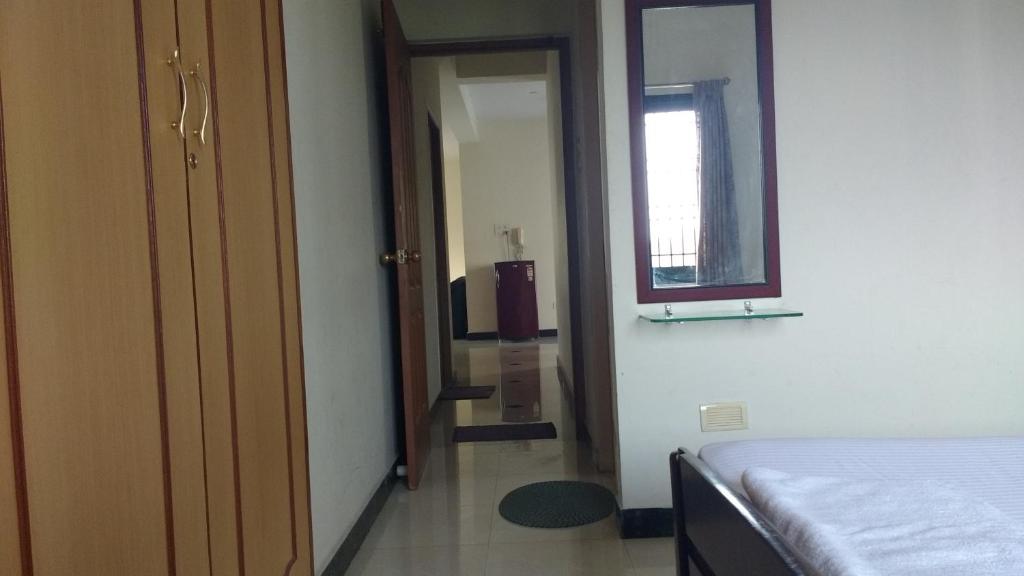 Postel nebo postele na pokoji v ubytování Roshini Serviced Apartments