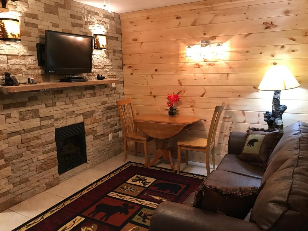 sala de estar con sofá y chimenea en Downtown Gatlinburg Apartment, en Gatlinburg