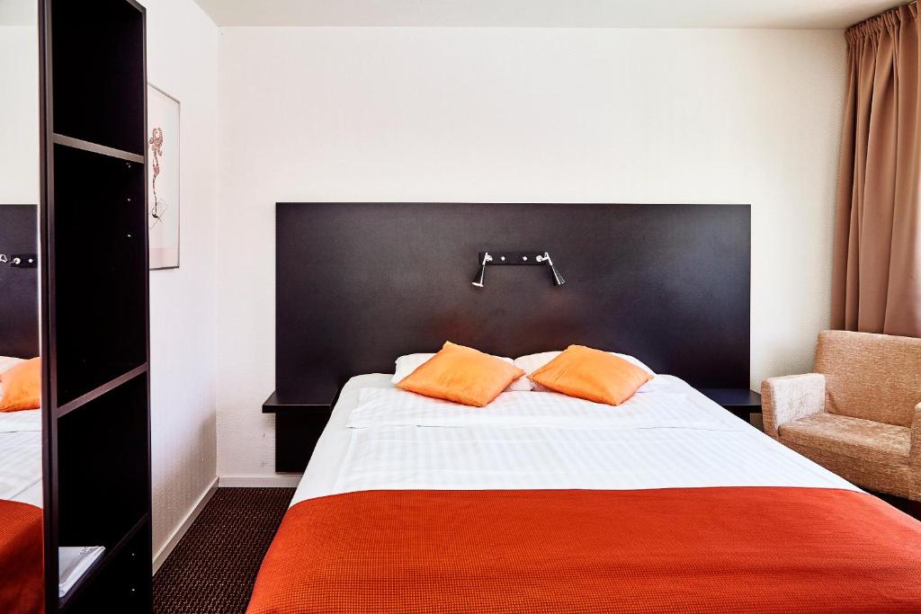 Postel nebo postele na pokoji v ubytování Sturup Airport Hotel