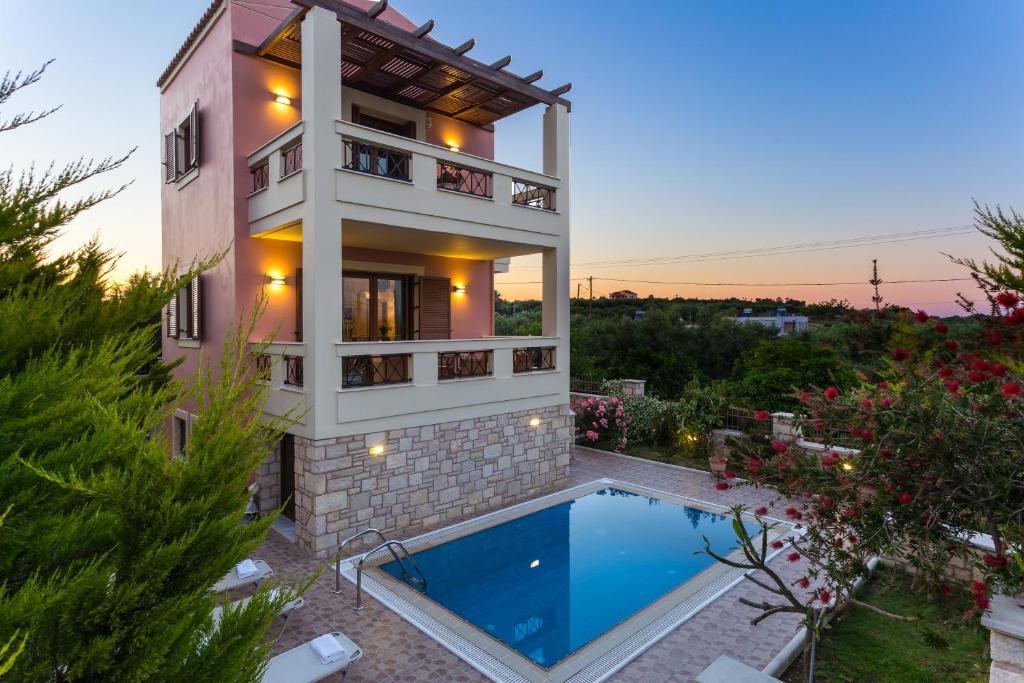 una casa con piscina frente a ella en Villa Flabellina, en Adelianos Kampos