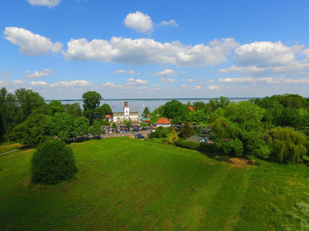 una vista aérea de un parque con un gran campo verde en Atlantis Landpension Steinhude, en Wunstorf