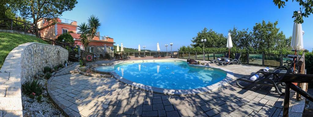 een zwembad in een tuin met een hek bij Hotel Prestige in Sorrento