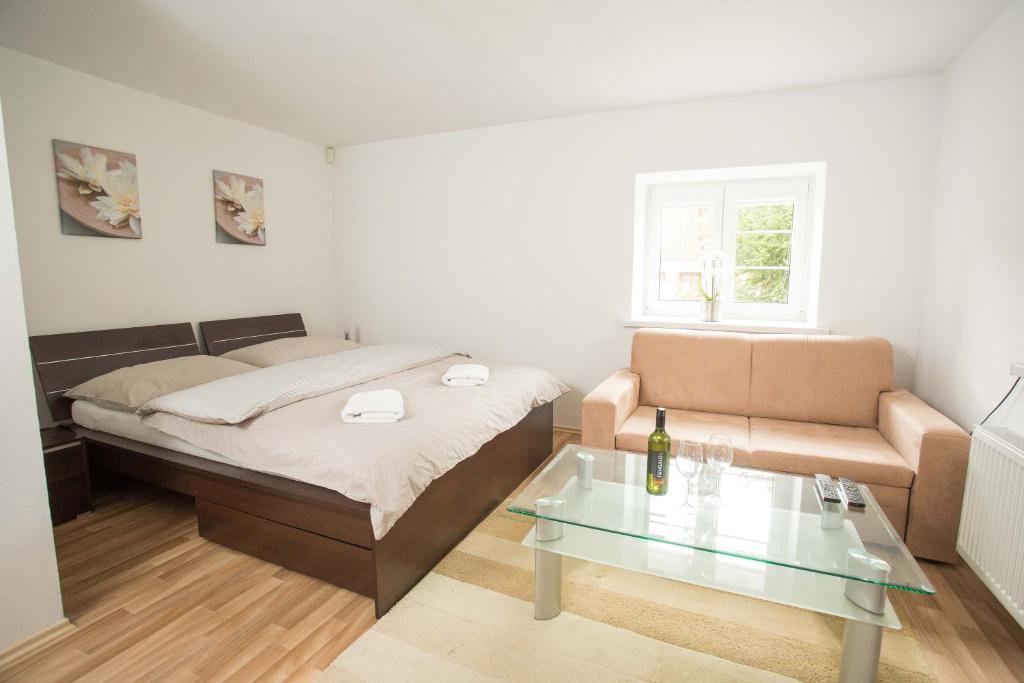 Postel nebo postele na pokoji v ubytování Apartmán Harrachov se zahradou