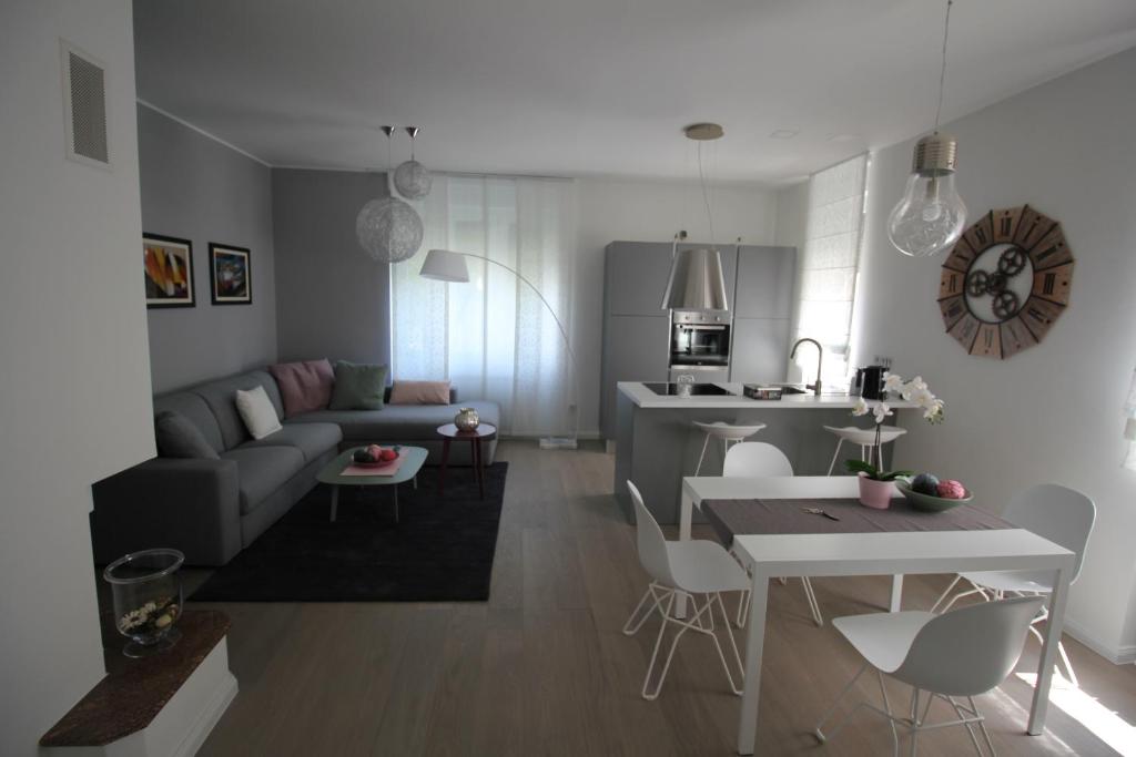 salon i kuchnia z kanapą i stołem w obiekcie Apartman Stoosova Deluxe w Zagrzebiu