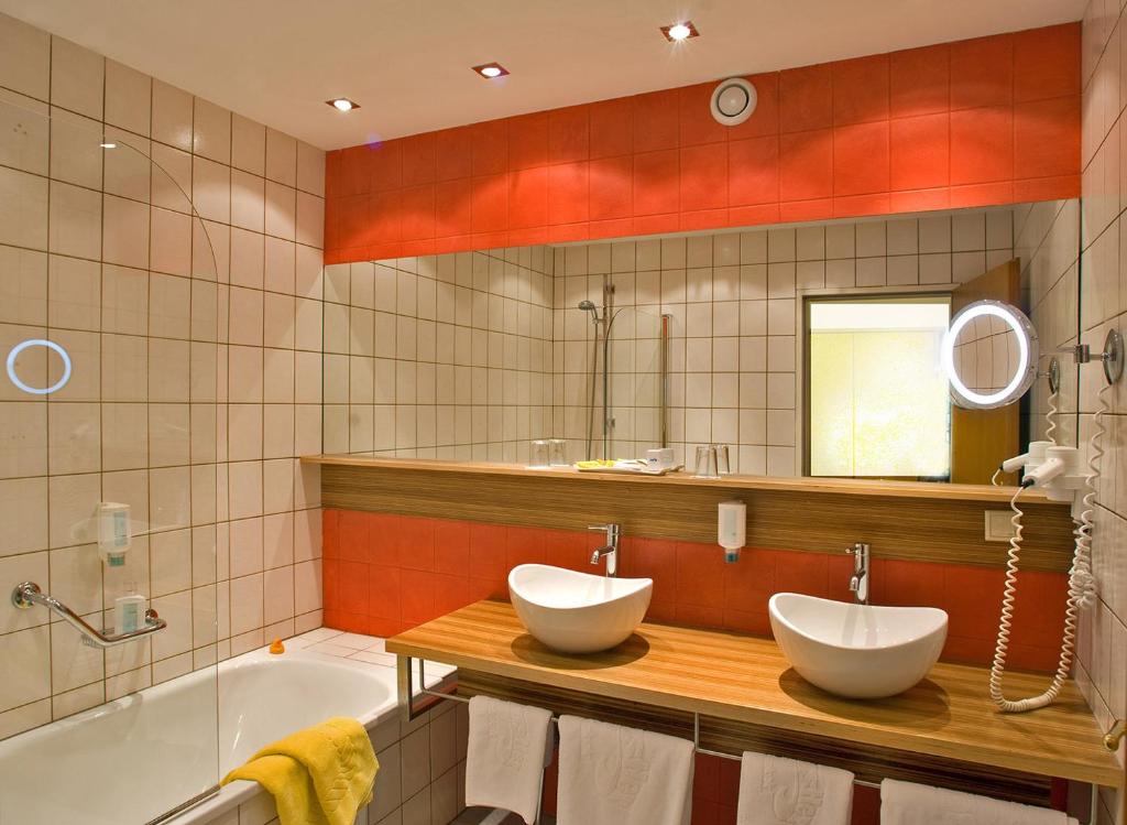 A bathroom at Seehotel Engstler
