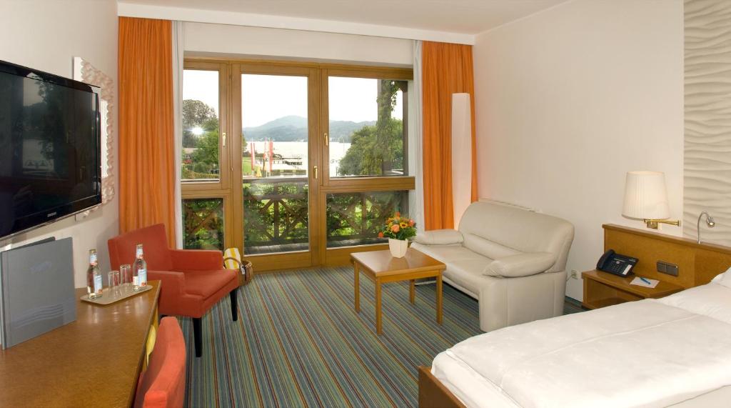 A television and/or entertainment centre at Seehotel Engstler