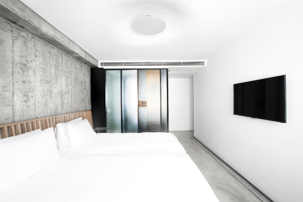 A bed or beds in a room at TUVE Hotel